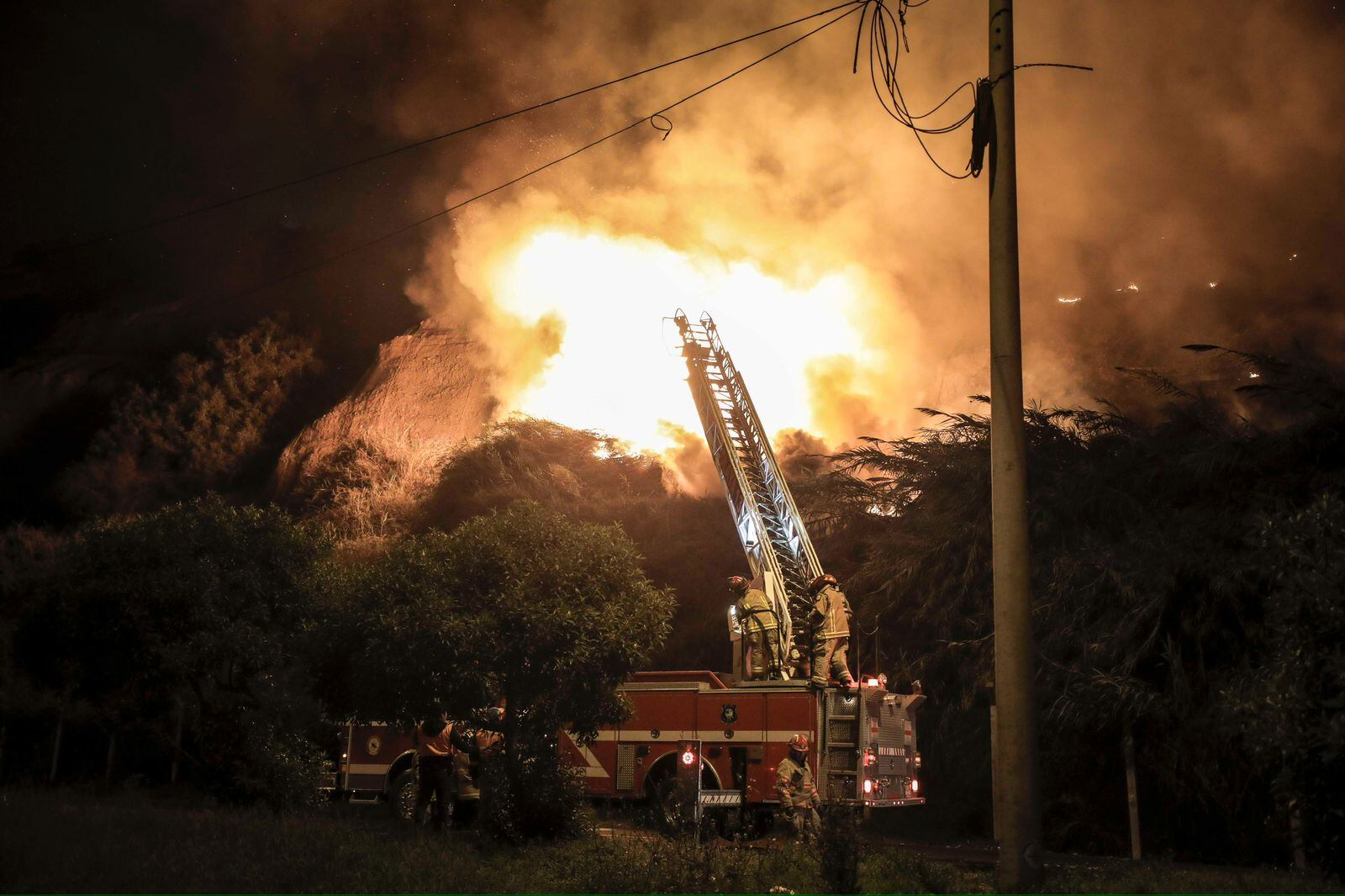 Incendio en la Costa Verde genera pánico. Foto: Joel Alonzo/ @photo.gec