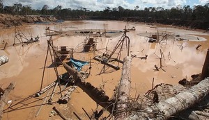 Minería ilegal crece con apoyo del gobierno y el Congreso
