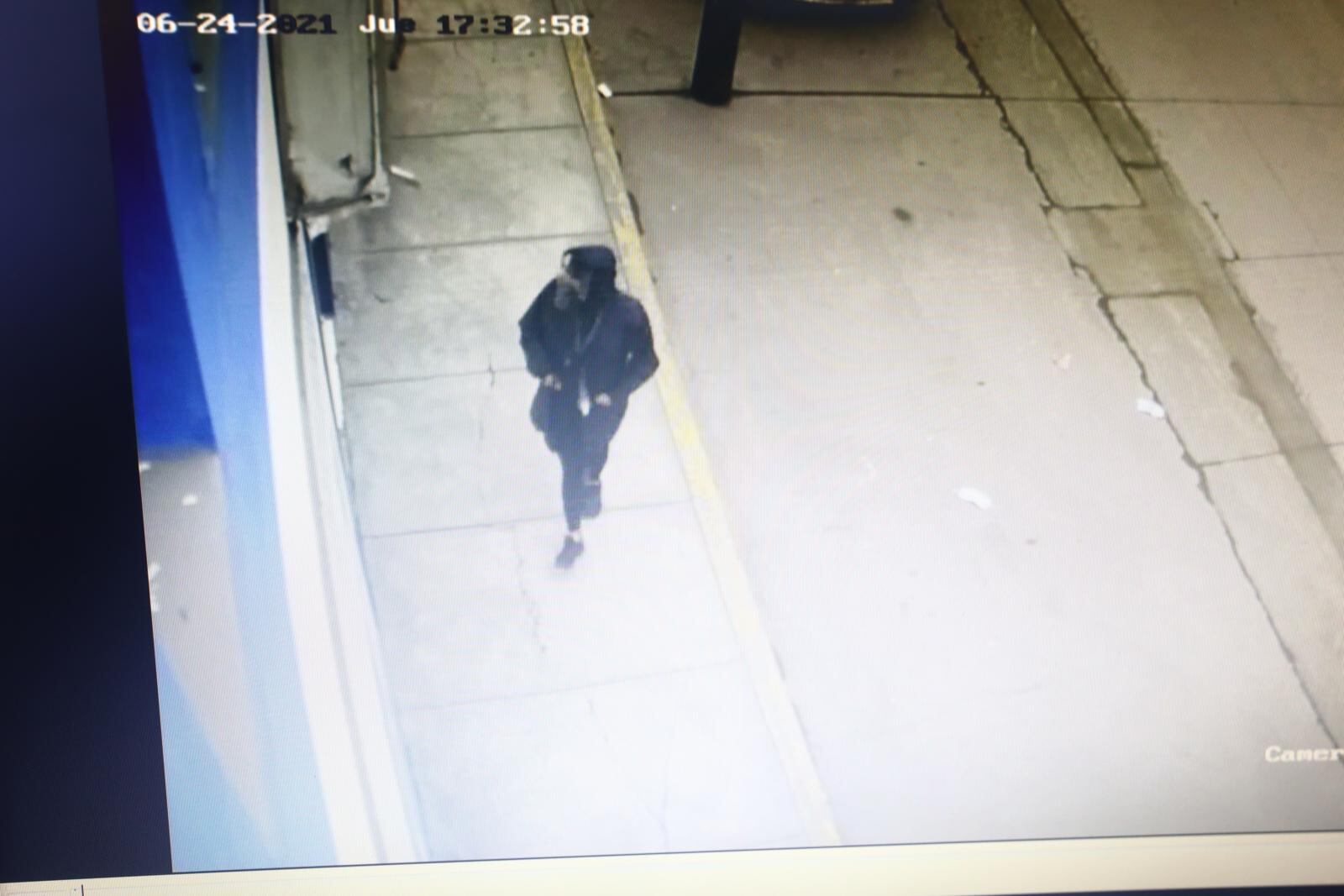 Momentos en que la mujer pasa por primera vez frente al local y observa lo que hay dentro.