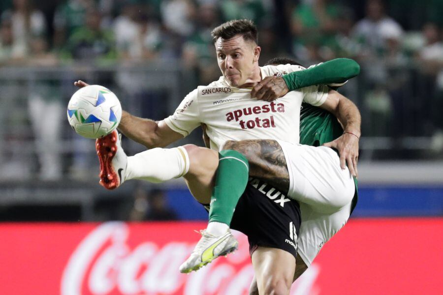 AMDEP1584. SAO PAULO (BRASIL), 21/08/2025.- Micael (d) de Palmeiras disputa el balón con Diego Churín de Universitario este jueves, en un partido de los octavos de final de la Copa Libertadores entre Palmeiras y Universitario en el estadio Allianz Parque en Sao Paulo (Brasil). EFE/ Sebastiao Moreira