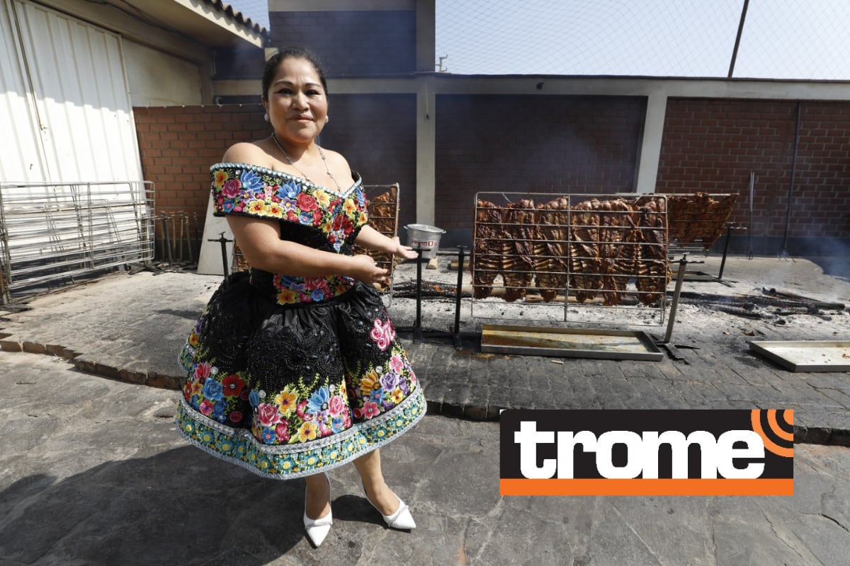 Artista folclórica vende platos típicos. Foto: Piko Tamashiro