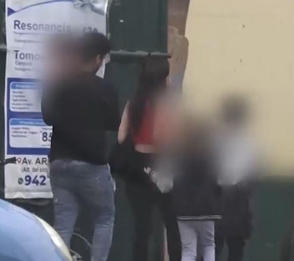 Greissy Ortega saliendo de hotel tras desalojo