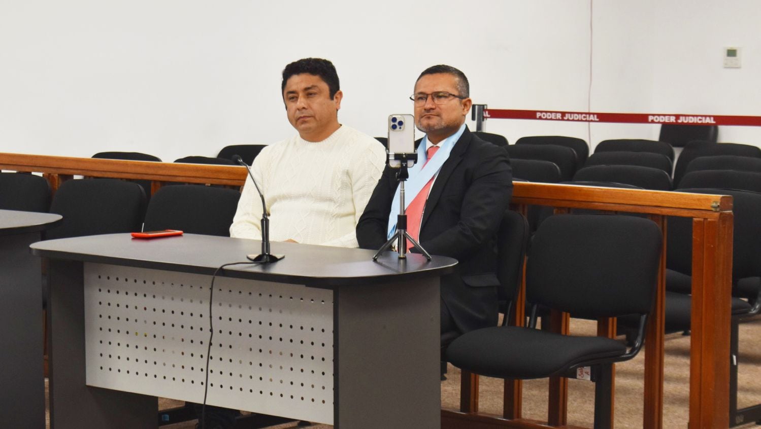 Guillermo Bermejo y su abogado, Ronald Atencio, durante la lectura de su sentencia. Foto: CSNJPE