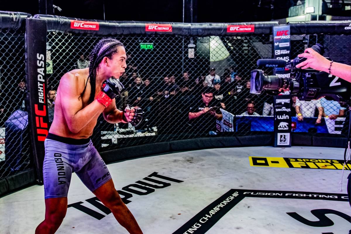 Jhair Ordinola, 'Piticlín', celebra su victoria en la jaula de acero. (Fotos: Cortesía Fusion Fighting Championship)
