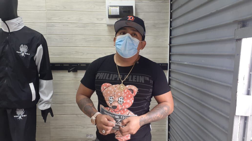 Delincuentes aprovecharon el ‘toque de queda’ para robar ropa deportiva, accesorios y zapatillas de reconocidas marcas del interior de una tienda de venta de ropa de jóvenes hermanos emprendedores. (fotos: MÓNICA ROCHABRUM/TROME)