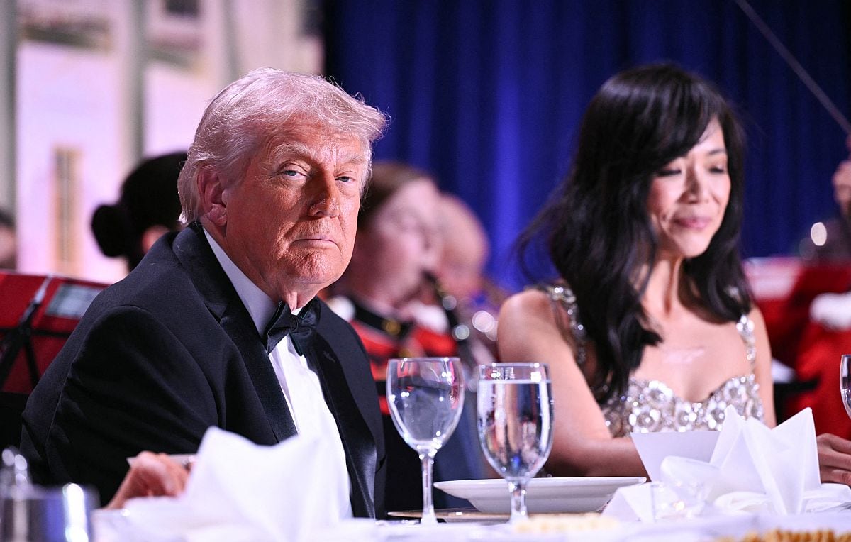 El presidente estadounidense Donald Trump y la corresponsal principal de la Casa Blanca de CBS News, Weijia Jiang, conversan durante la cena de corresponsales de la Casa Blanca celebrada en el hotel Washington Hilton de Washington, D.C., el 25 de abril de 2026 | Foto: Mandel NGAN / AFP