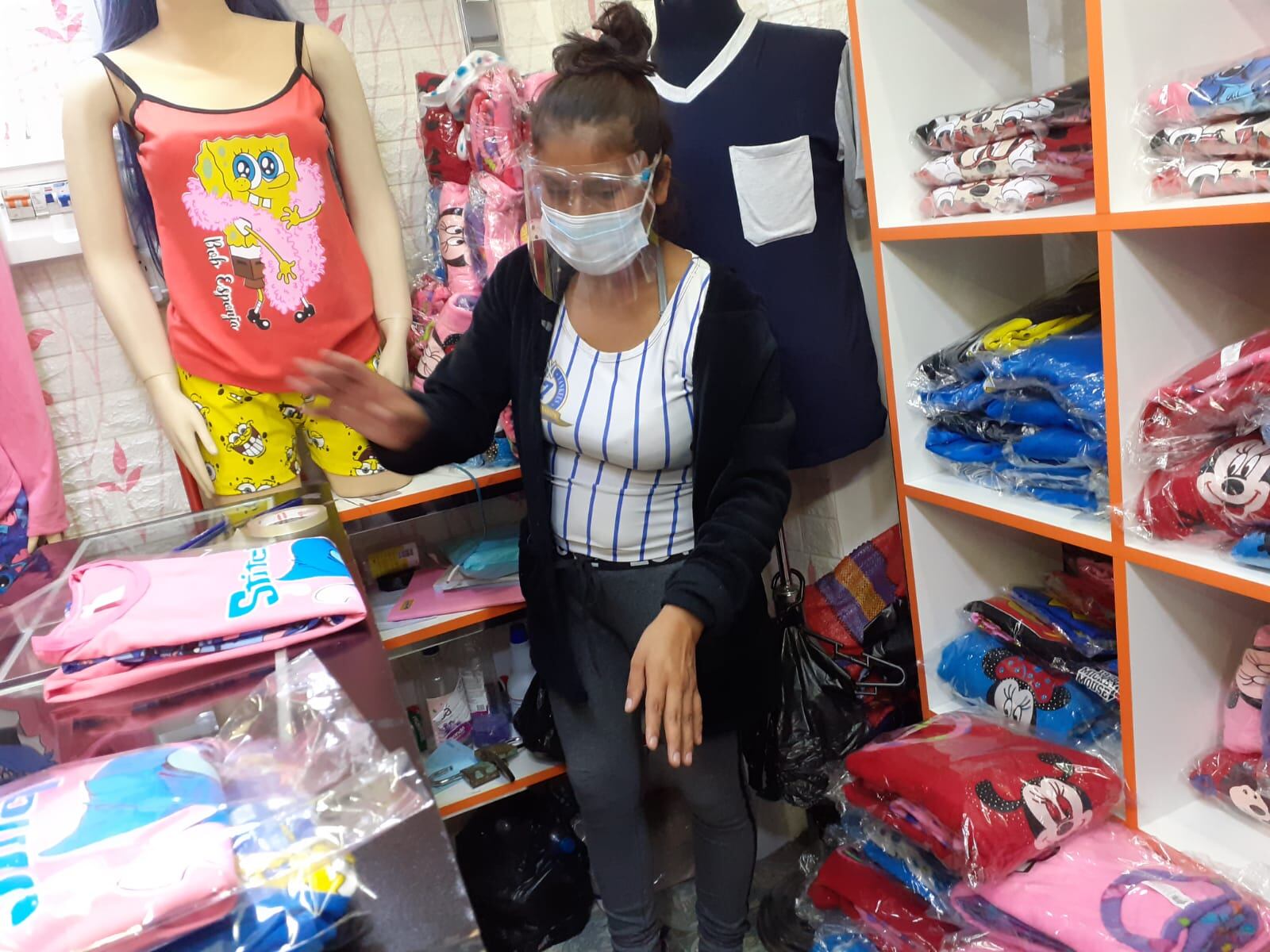 Tres mujeres ‘tenderas’ utilizaron un niñito de apenas cinco años para robar un canguro con dinero de una tienda de pijamas de la galería ‘Samuel’.