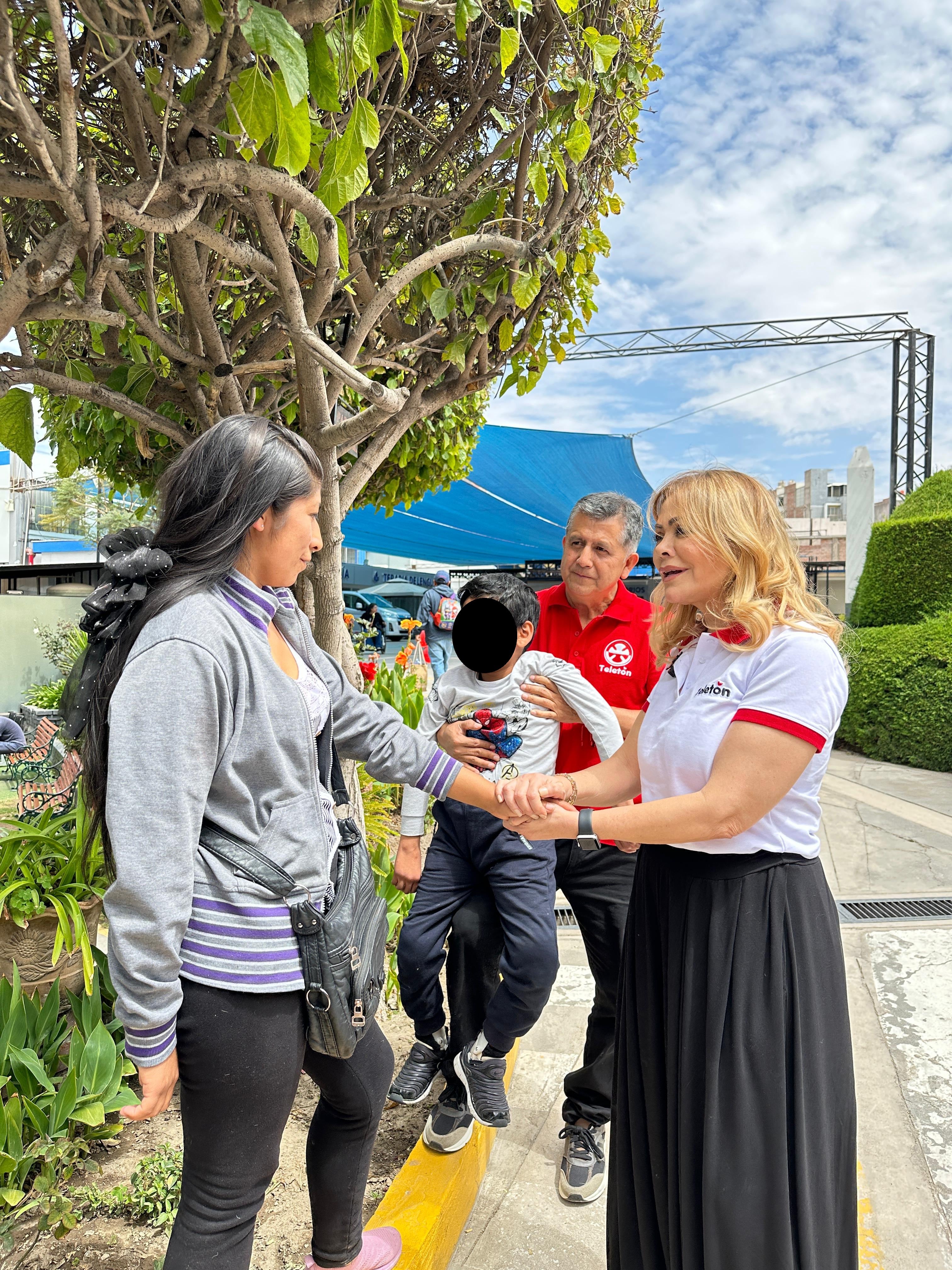 Gisela Valcárcel junto a familiares que acuden a la Clínica San Juan de Dios en Arequipa.