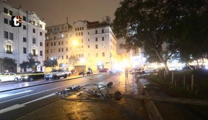 Cercado de Lima: Poste se cae y aplasta a una persona en la Plaza San Martín