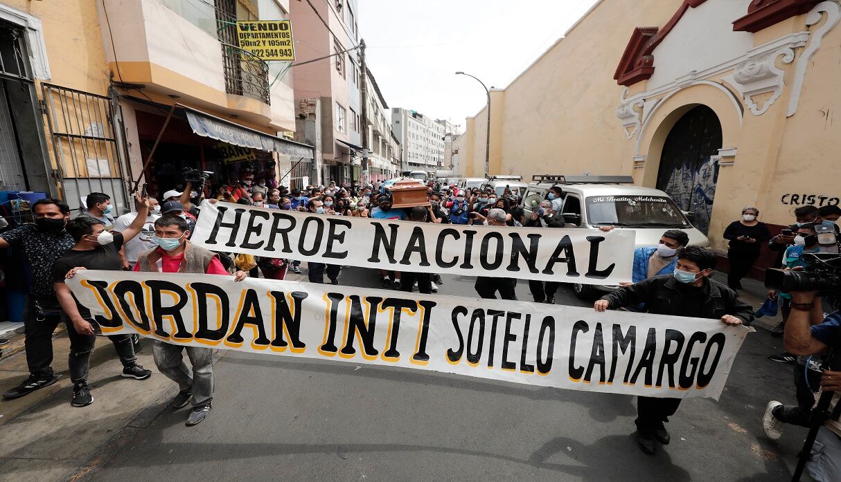 Familiares de Inti Sotelo Camargo, joven asesinado durante la ultima marcha nacional. El cuerpo del joven estudiante en el Cementerio Campo Fe de Huachipa. (Foto: Leandro Britto/GEC)