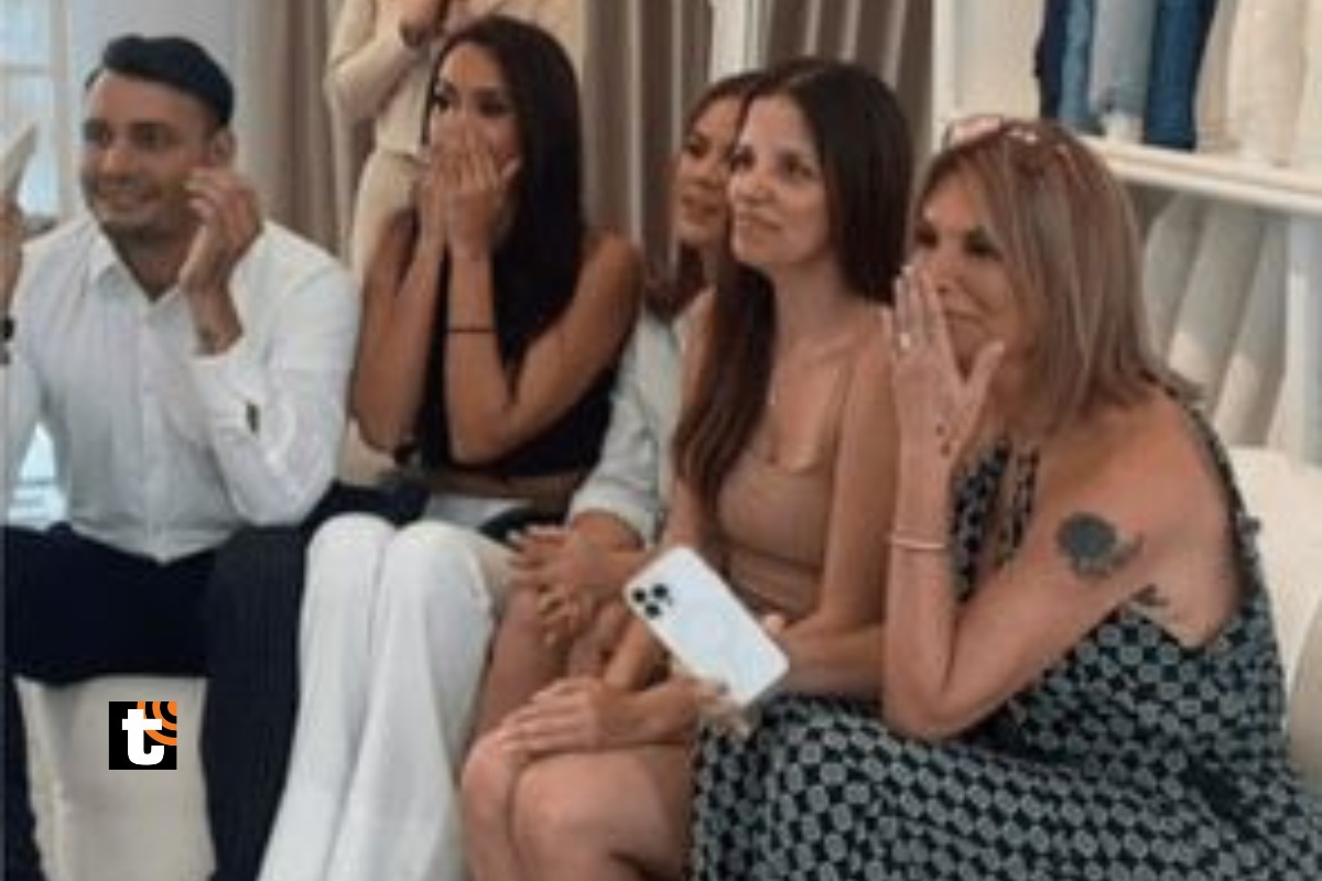 Jessica Newton se emocionó al ver a su hija con su vestido de novia.