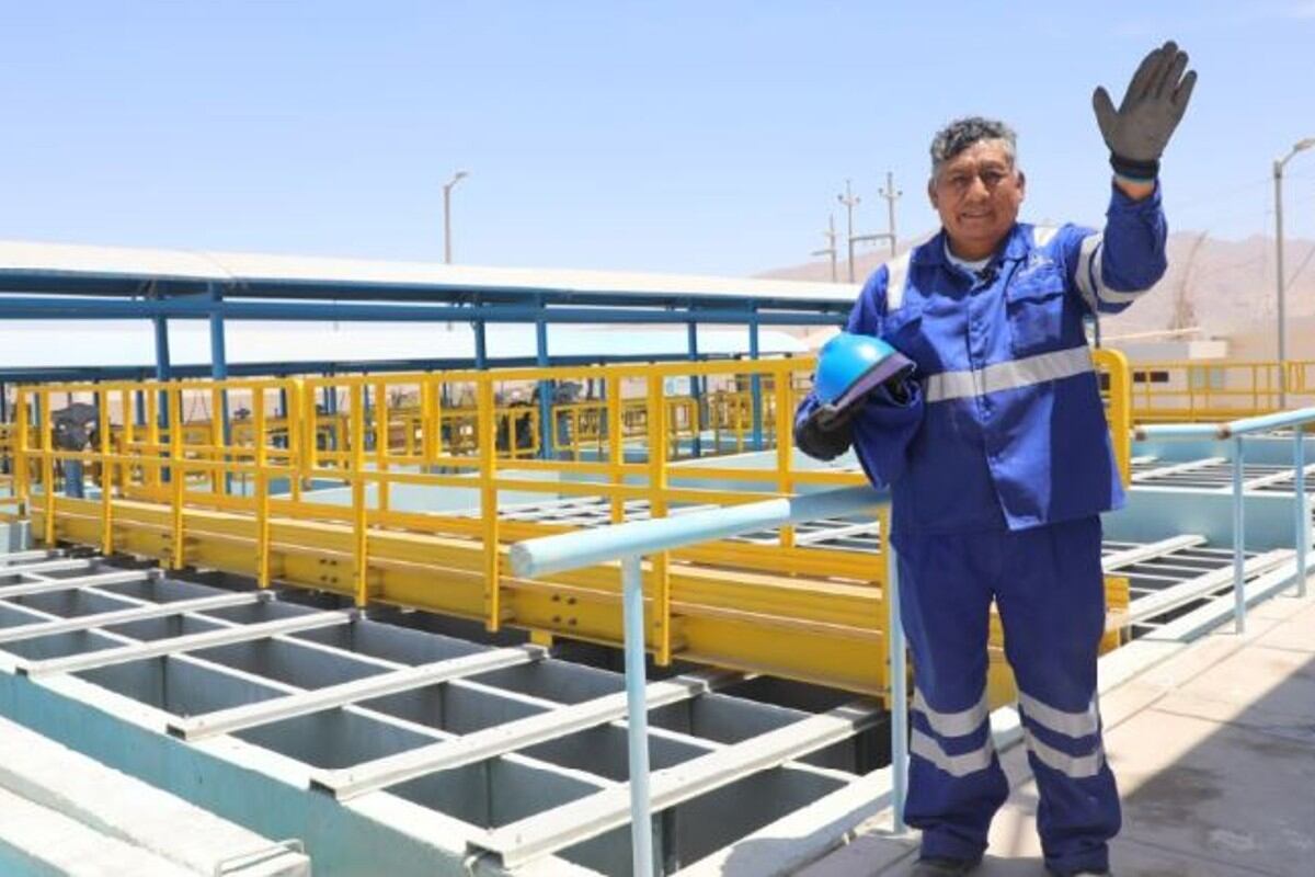 Don Feliciano es experimentado operario de la Planta de Tratamiento de Agua Potable Chen Chen (Moquegua). que consumen más de 70 mil pobladores.