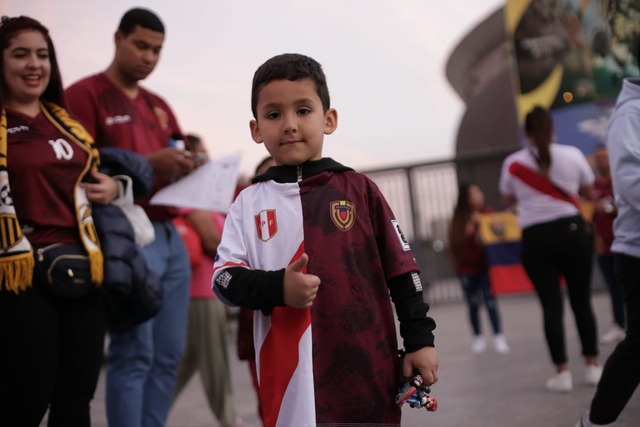 Hinchas de Venezuela van llegando de a pocos al estadio Nacional para el encuentro entre Perú vs Venezuela. Fotos: Anthony Niño de Guzmán/@photo.gec