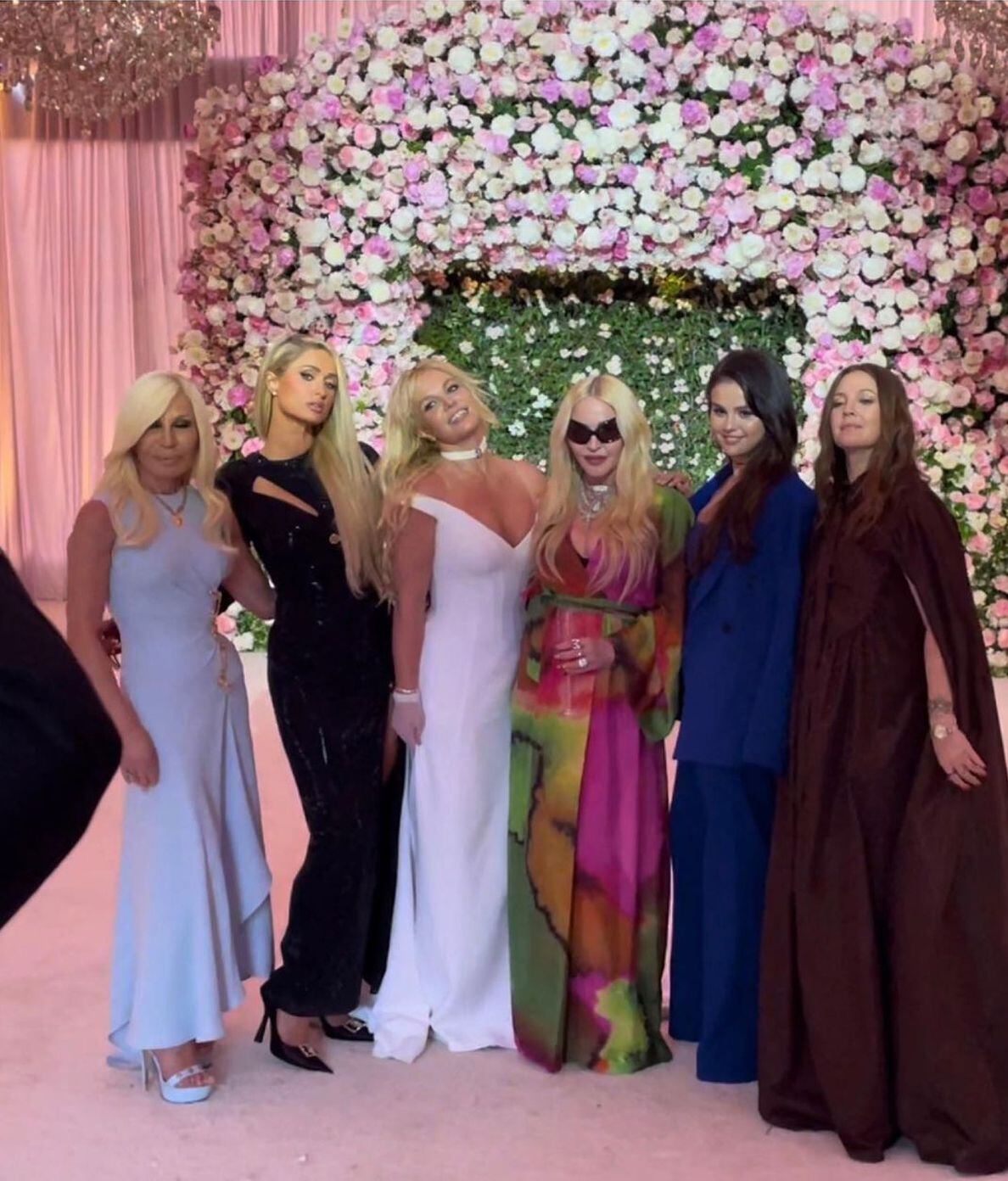 La cantante junto a Donatella Versace, Paris Hilton, Selena Gómez y Drew Barrymore (de izquierda a derecha) (Foto: Britney Spears / Instagram)