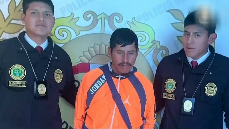 Jonatan Mormontoy huyó con dos menores en brazos para evadir la justicia de Cochabamba