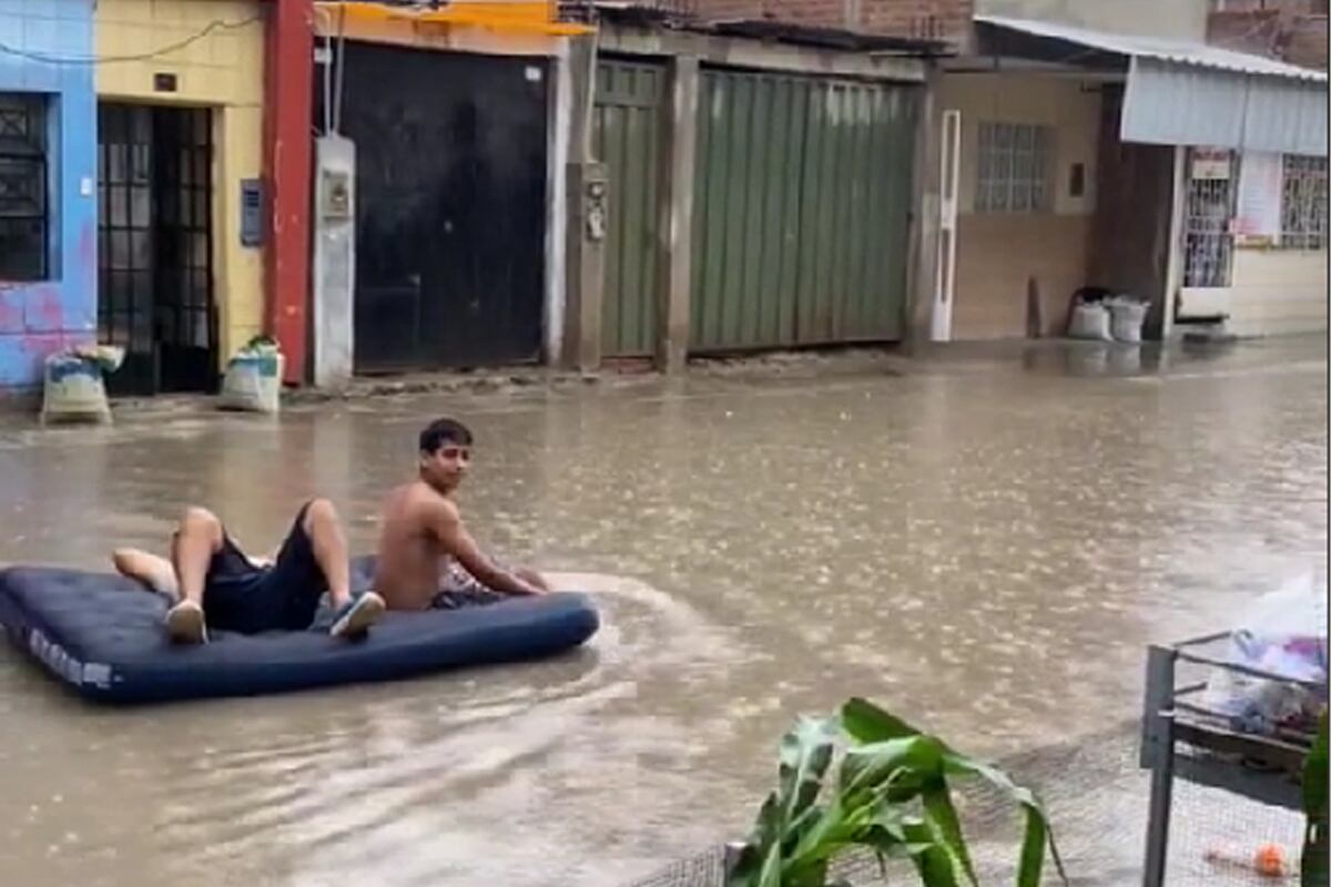 Jovenes navegan por la inundación con un colchón inflable y se vuelven virales en TikTok (Foto: TikTok/ @anahiballenalaban)