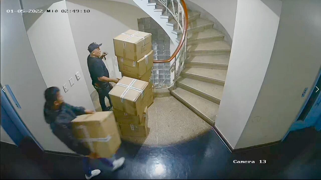 Una banda de rateros robó 207 cajas grandes de mascarillas KN-95, ollas arroceras y colchones nuevos de un almacén.