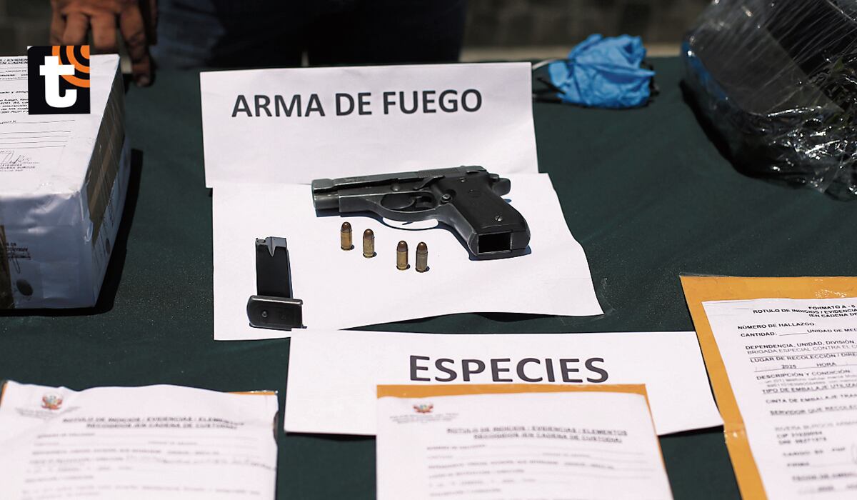 Tras ser detenidos, la Policía les incautó una pistola, con cacerina y balas escondida en uno de los asientos.