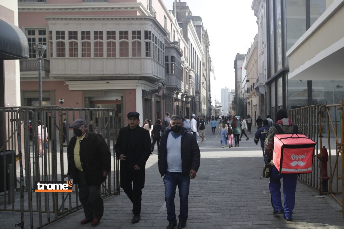 Turistas y comerciantes contentos por el retiro de las rejas en la Plaza de Armas. (Isabel Medina / Trome / Renzo Salazar)