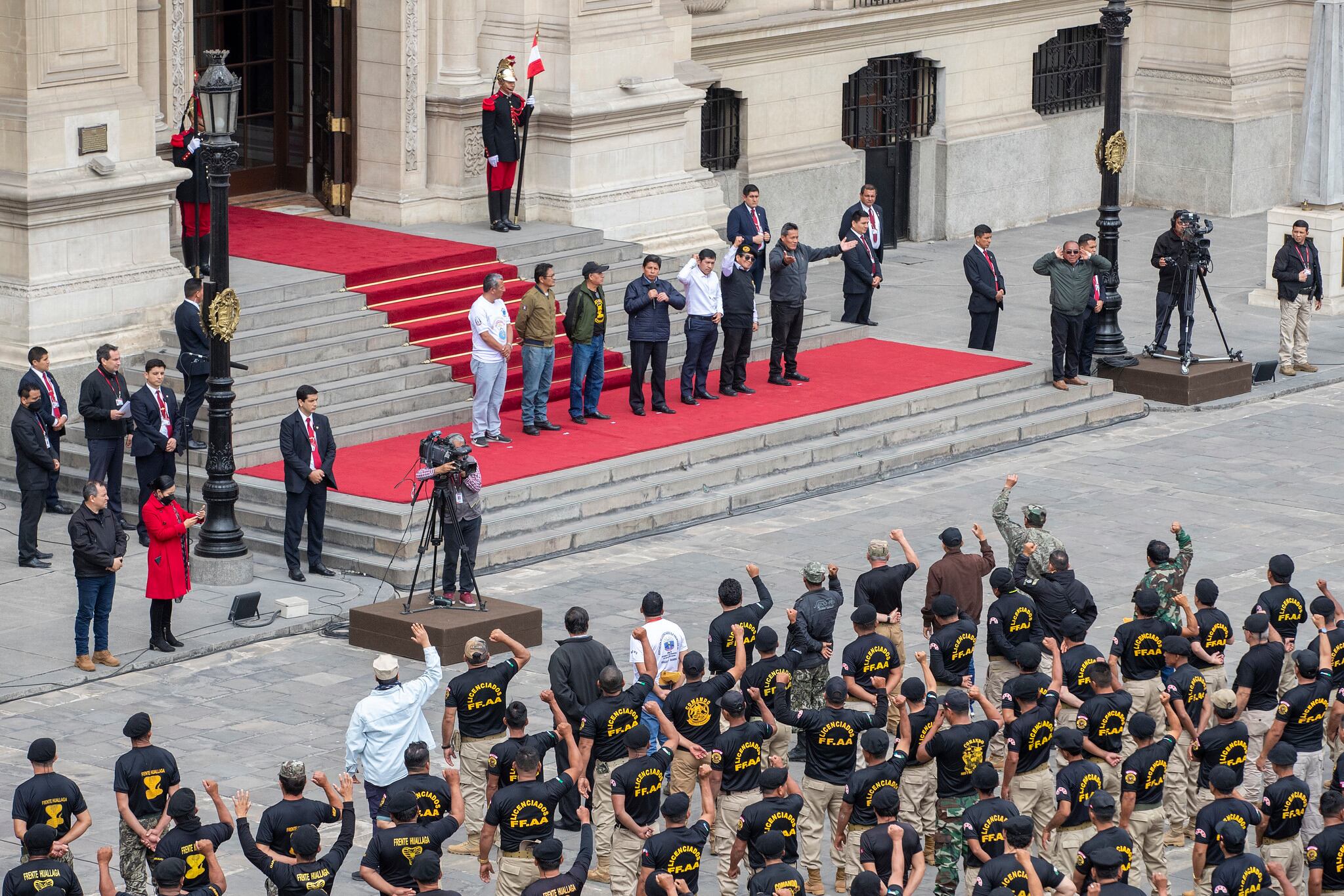 “Ese es el tipo de medios de comunicación que tenemos ahora. Volteen sus cámaras, enfóquenlos a ellos. Esta es la prensa que tenemos ahora, sesgada”, expresó Pedro Castillo.