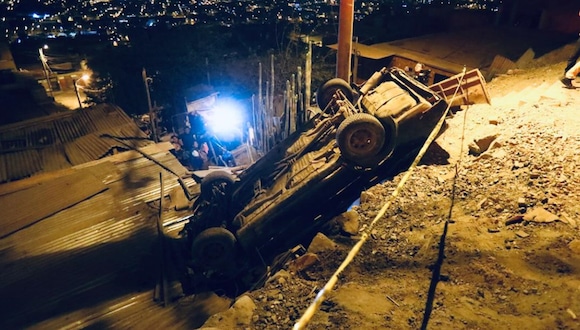 Comas: Asesinan a colectivero y su auto cae sobre vivienda