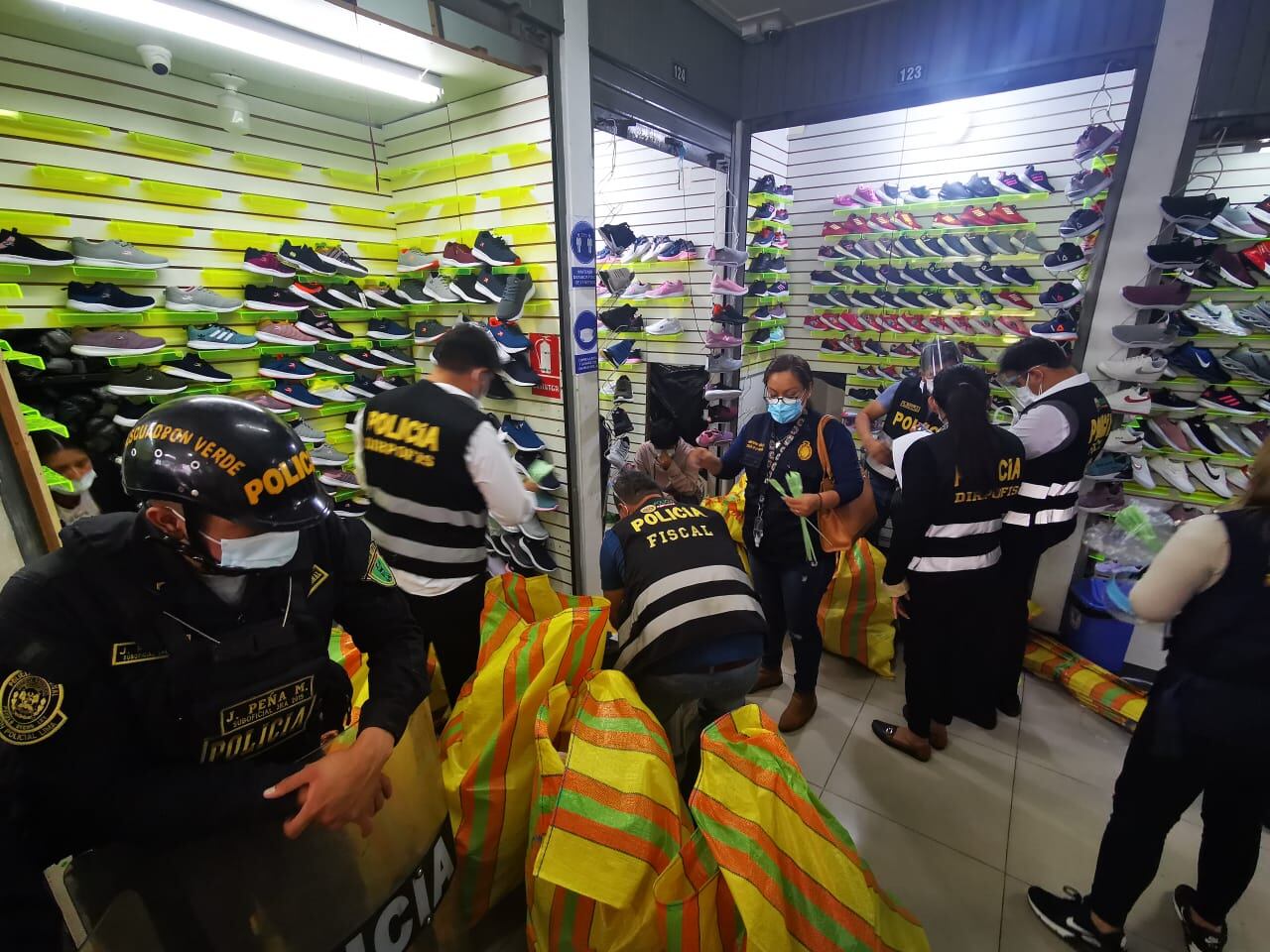 Más de cien policías de distintas divisiones en apoyo a la Dirección de la Policía Fiscal, participaron de un megaoperativo en una galería y decomisaron 114 sacos de zapatillas ‘bambas’ que estaban listas para la venta y se ofrecían por redes sociales, en La Victoria.