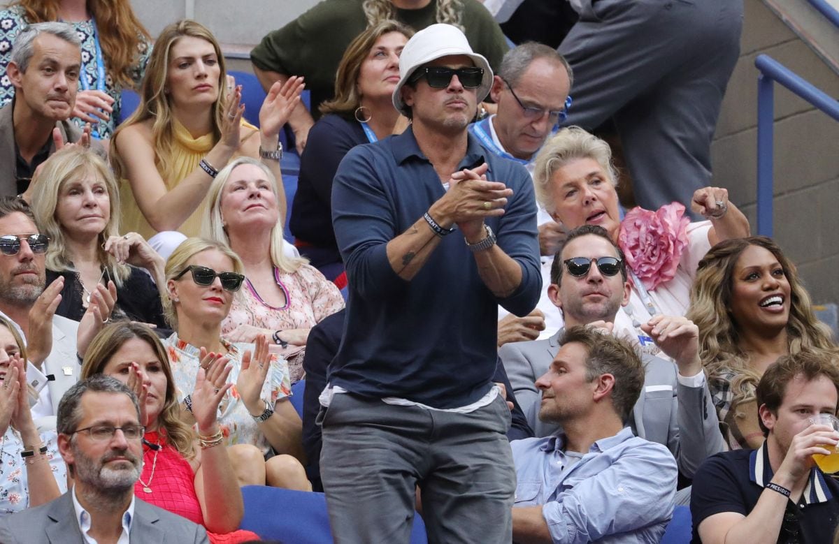 Brad Pitt durante el torneo de tenis US Open del 2021 (Foto: AFP)