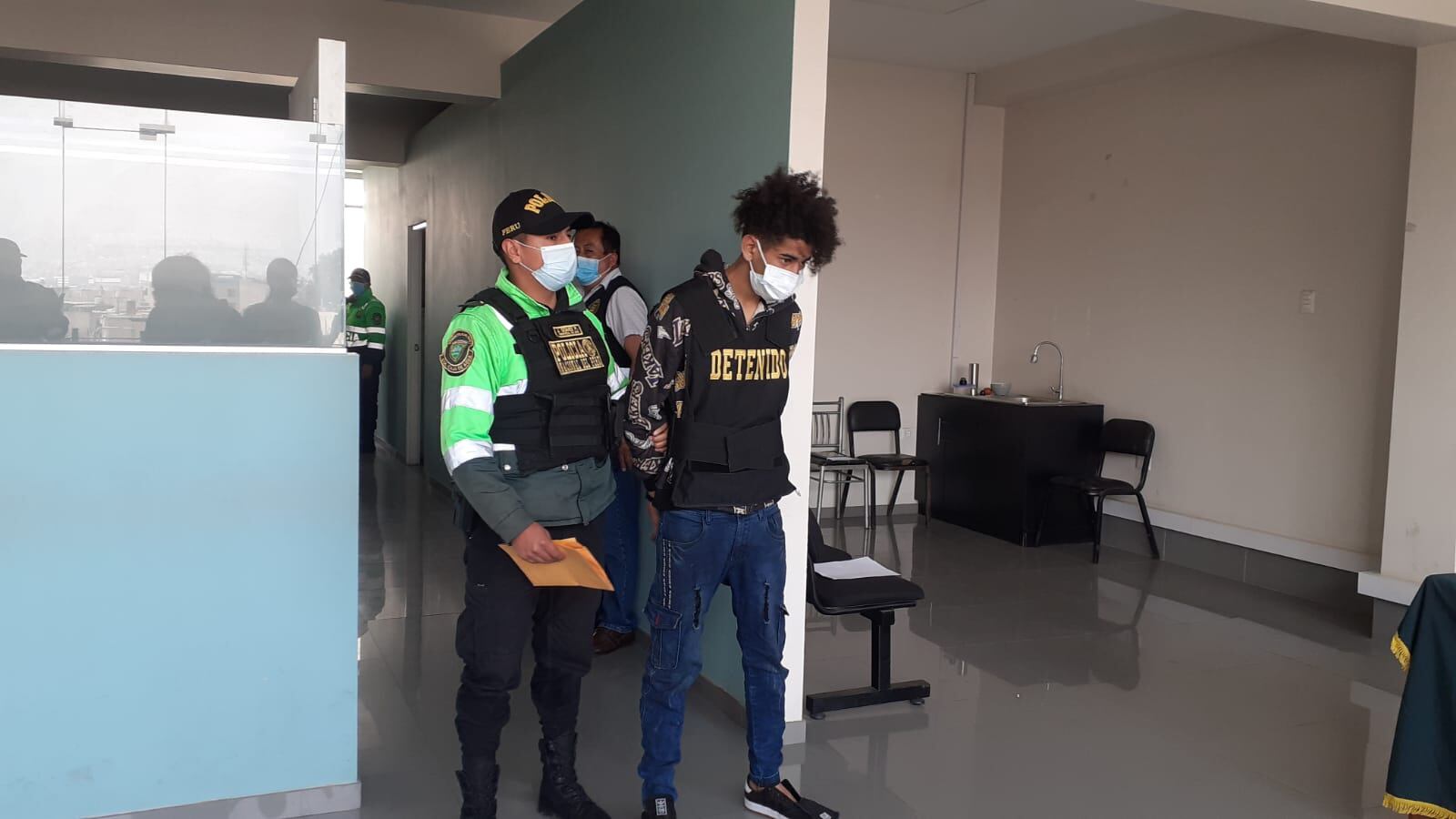El venezolano Gabriel Camacho Martínez (18) fue atrapado por los policías de la comisaría de Caja de Agua, por extorsionar a un menor de 14 años. (foto: Mónica Rochabrum/Trome)