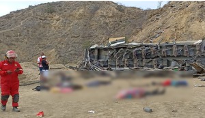 Tragedia en Piura: Bus con 60 pasajeros se despista y deja 25 muertos