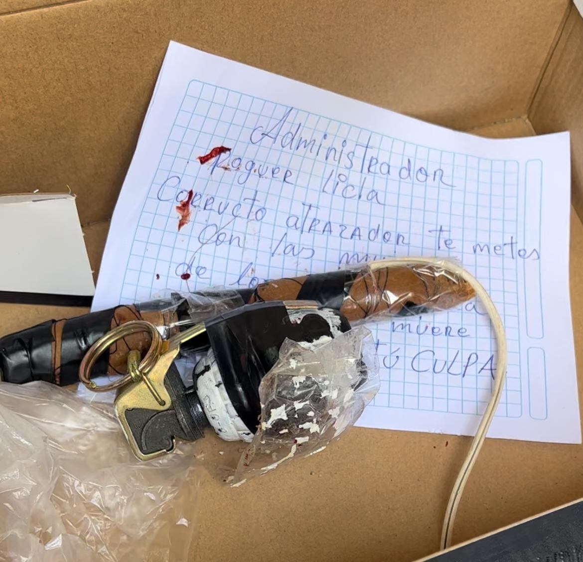 Un desconocido dejó una caja de cartón con una granada de guerra, cartuchos de dinamita y municiones en la puerta del penal de máxima seguridad Miguel Castro Castro. (foto: Mónica Rochabrum/Trome)