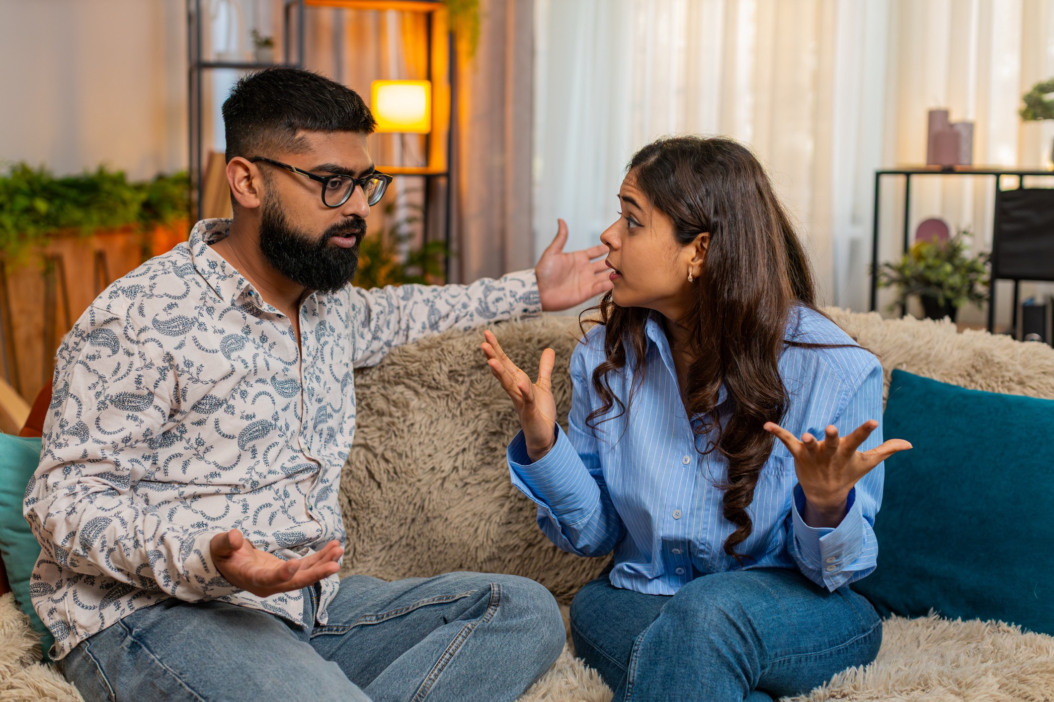 Otra actitud que puede dañar una relación es no saber pedir perdón. Reconocer un error demuestra madurez y evita que el orgullo termine creando distancia entre ambos. Foto: Istock
