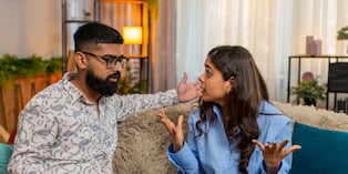 Otra actitud que puede dañar una relación es no saber pedir perdón. Reconocer un error demuestra madurez y evita que el orgullo termine creando distancia entre ambos. Foto: Istock