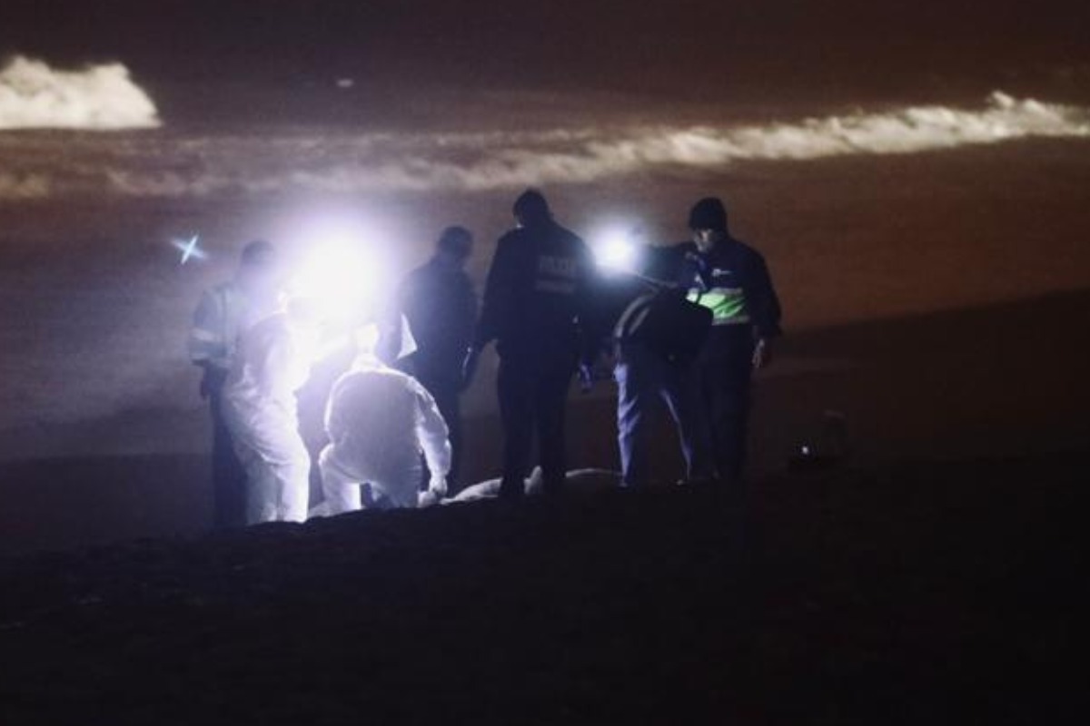 Cuerpo hallado en playa Las Brisas, en Chorrillos, presentaba signos de golpes.
Fotos: César Grados/@photo.gec