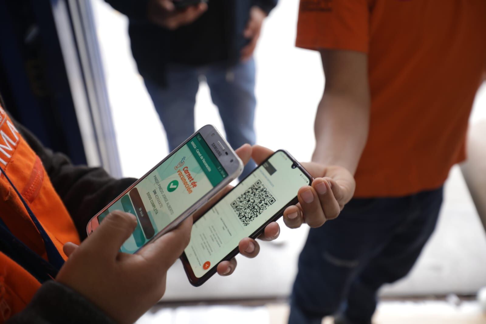 La población joven optó por presentar la acreditación de su vacunación contra la COVID-19 de forma virtual. (Foto: Britanie Arroyo / @photo.gec)