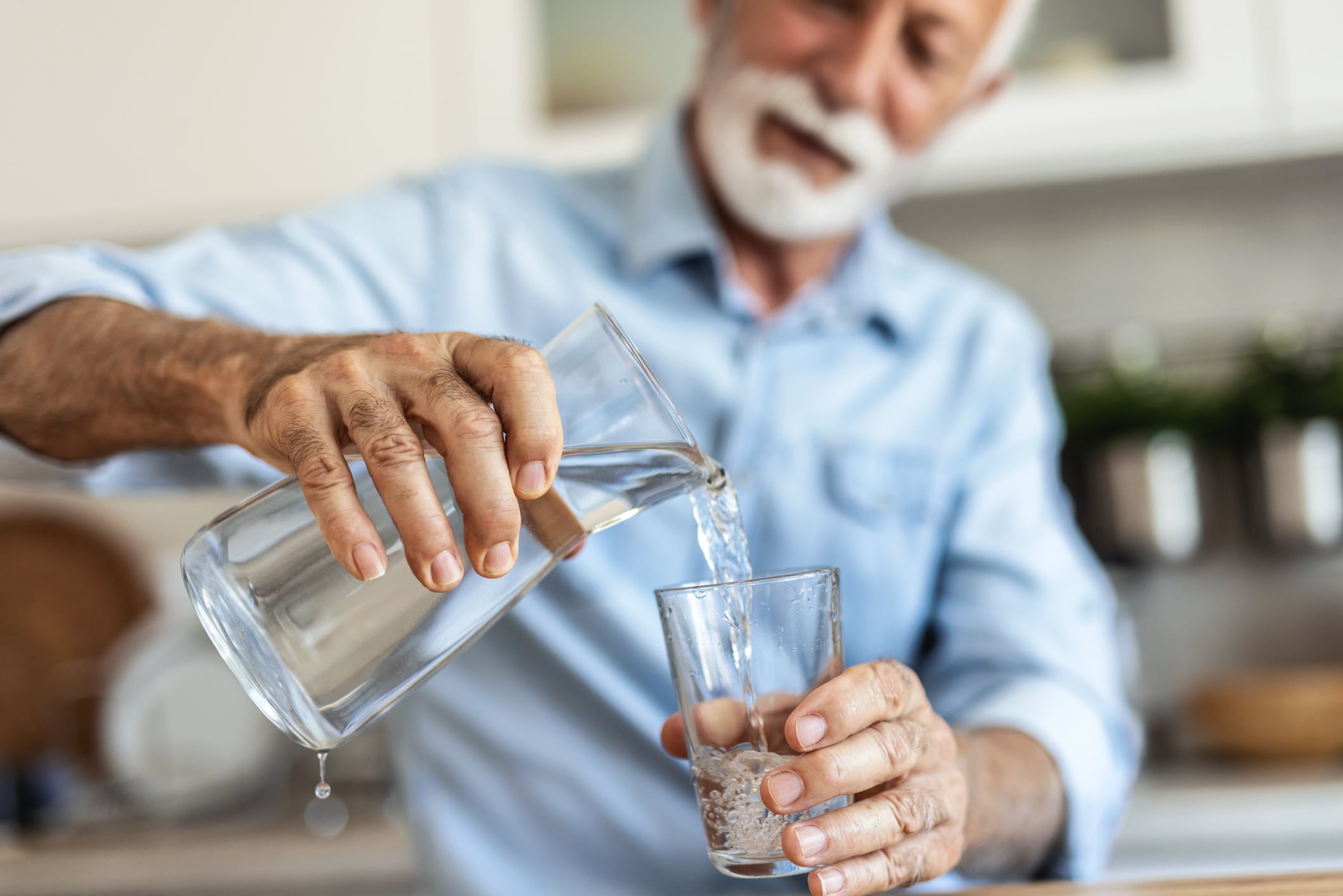 El adulto mayor y la importancia de tomar agua. Foto: Istock
