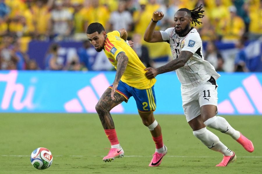 Colombia's defender #02 Daniel Munoz and Ghana's forward #11 Antoine Semenyo fight for the ball during the 2026 World Cup round of 32 football match between Colombia and Ghana at the Kansas City Stadium in Kansas City on July 3, 2026. (Photo by JUAN MABROMATA / AFP)