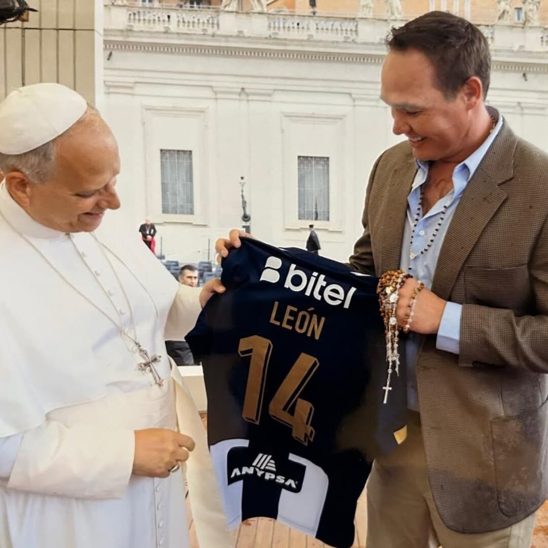 El Papa León XIV posó con George Forsyth y la camiseta de Alianza Lima. (@george.forsyth)