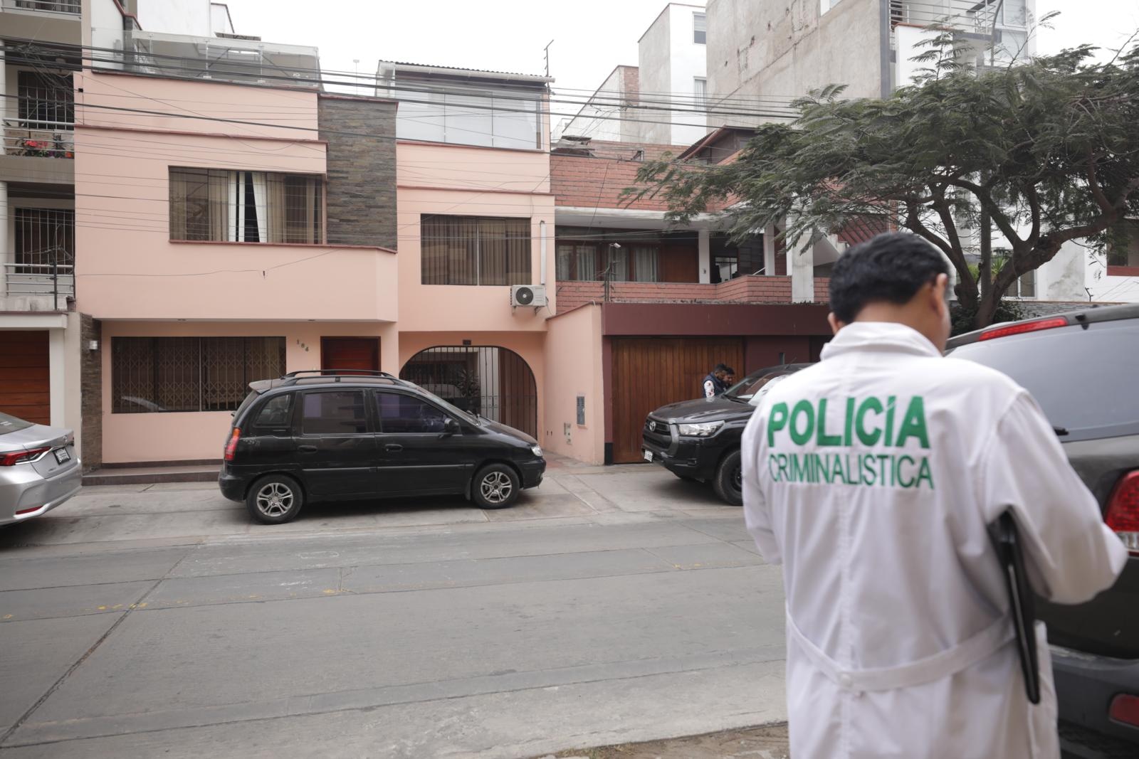 Peritos de Criminalística revisaron vivienda del exComandante General de la Policía, general Jorge Angulo. | Foto: Britanie Arroyo / Diario Trome