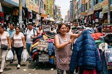 Gamarra remata ropa de invierno por fuerte calor en Lima: casacas desde 8 soles y pijamas polares a 7 soles