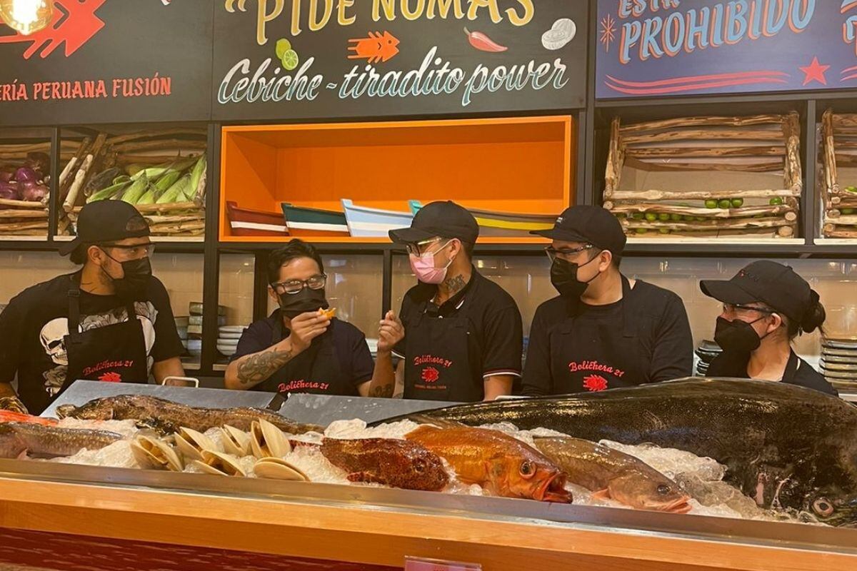 Los jóvenes cocineros son felices aprendiendo de la mano de Ronald, quien lidera la cocina.