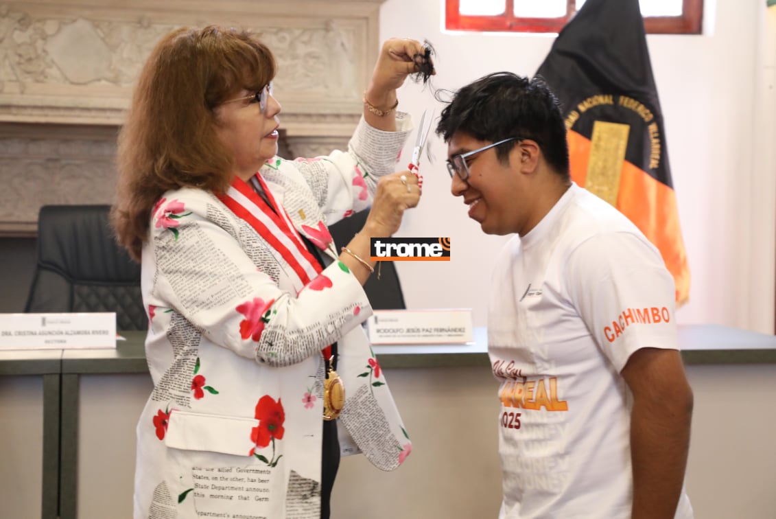 Cristina Alzamora, rectora de la Universidad Villarreal, realizó el tradicional 'corte de pelo' al cachimbo Fabián Lázaro. (Entrevista: Isabel Medina / Trome / Foto: UNFV).