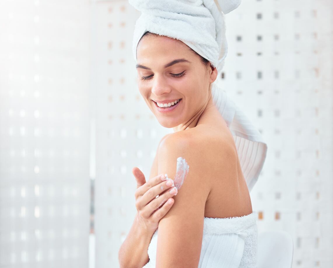 Evita duchas prolongadas y toma la cantidad necesaria de agua diaria.