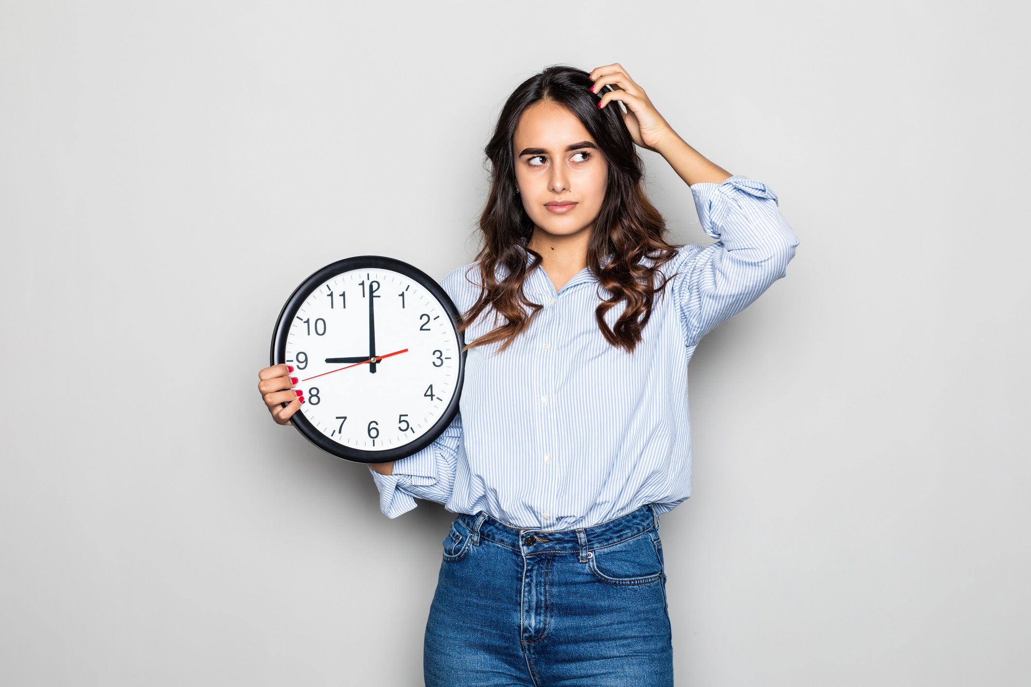 La forma correcta y recomendada es ¿qué hora es? Aunque la variante ¿qué horas son? se admite en el lenguaje coloquial, la RAE aconseja usar siempre el singular. Foto: Istock