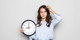 La forma correcta y recomendada es ¿qué hora es? Aunque la variante ¿qué horas son? se admite en el lenguaje coloquial, la RAE aconseja usar siempre el singular. Foto: Istock
