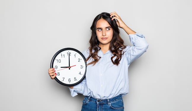 La forma correcta y recomendada es ¿qué hora es? Aunque la variante ¿qué horas son? se admite en el lenguaje coloquial, la RAE aconseja usar siempre el singular. Foto: Istock