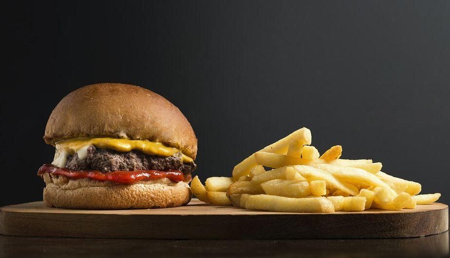 La muchacha aceptó la salida para poder cenar una hamburguesa. (Foto: Pixabay)