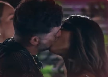 Shirley Arica y Pablo Heredia se dan apasionado beso.