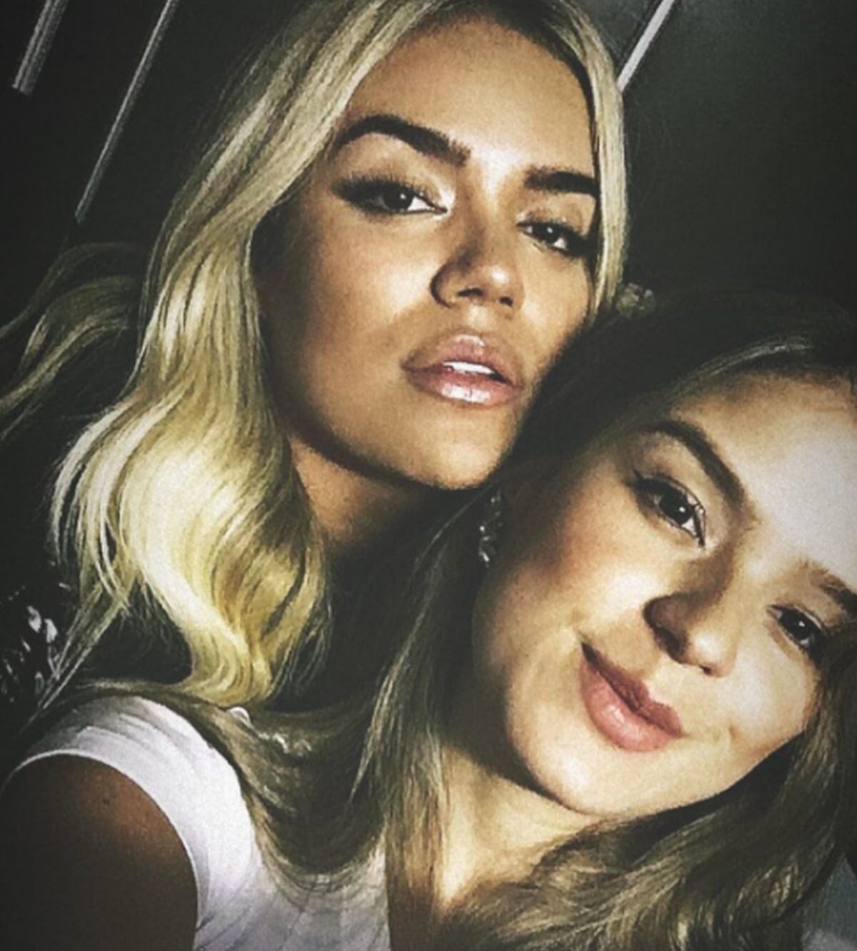 Karol G y su hermana menor, quien está orgullosa de la popular 'Bichota' (Foto: Jéssica Giraldo / Instagram)