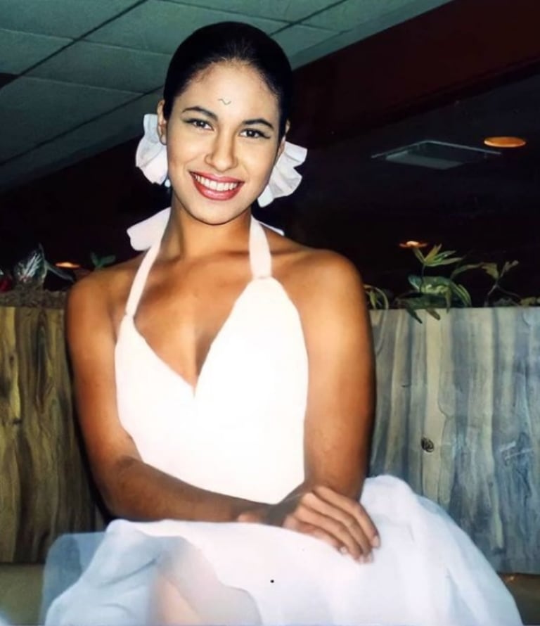 Se trata de un vestido con un toque romántico con un escote en pico atado al cuello con una cinta que deja al descubierto la espalda (Foto: Fan club de Selena Quintanilla / Instagram)