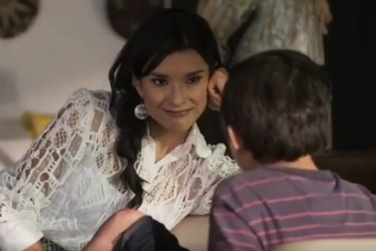 Jimena y Duván conversan en su casa (Foto: Telemundo)